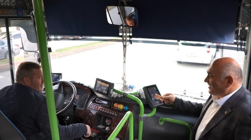 Otomobilini bıraktı, se&ccedil;im &ccedil;alışmasına halk otob&uuml;s&uuml; ile gitti