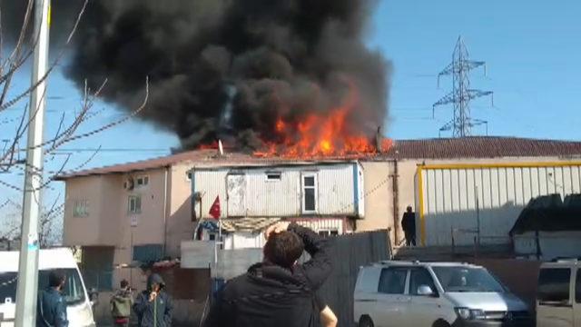 (geniş haber) Ataşehir'de mobilya imalathanesinin çatısında yangın 