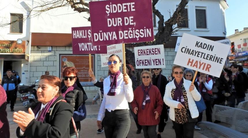 &Ccedil;eşmeli kadınlar alkışlarla y&uuml;r&uuml;d&uuml;