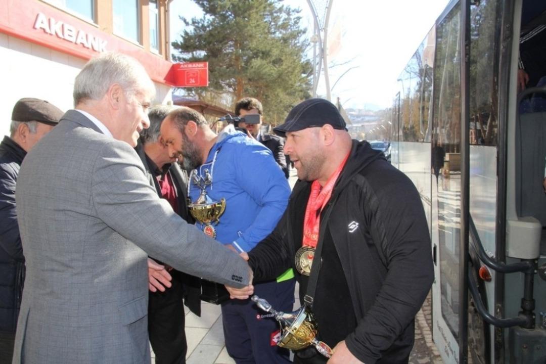 Başarı altınla &ouml;d&uuml;llendirildi