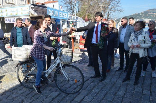 Foça’da 8 Mart Dünya Kadınlar Günü’ne coşkulu kutlama