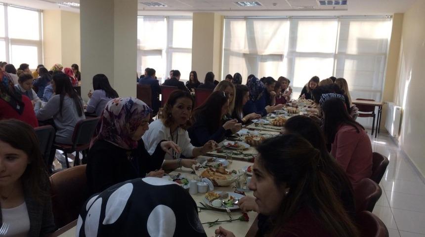 Kırşehir Adalet Sarayın&rsquo;da kadınlar g&uuml;n&uuml; kutlaması yapıldı