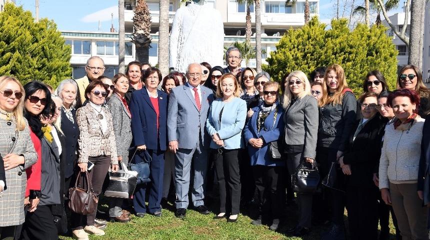 Kocamaz ve Yılmaz, Kadınlar G&uuml;n&uuml;nde M&uuml;fide İlhan&rsquo;ı andı