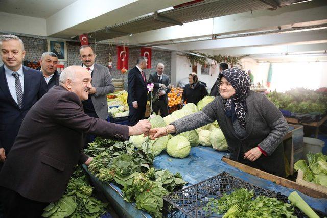 Başkandan kadınlara çiçekli kutlama