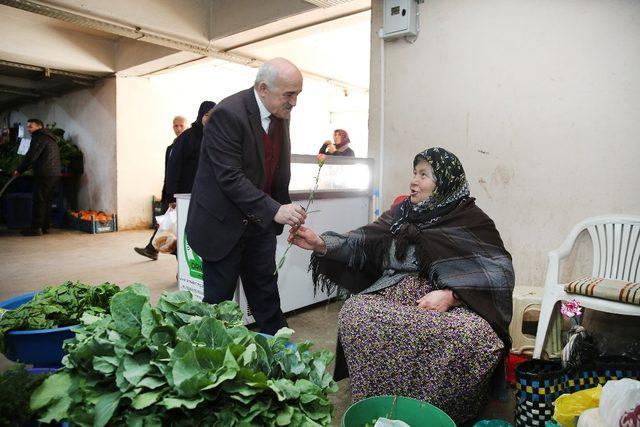 Başkandan kadınlara çiçekli kutlama