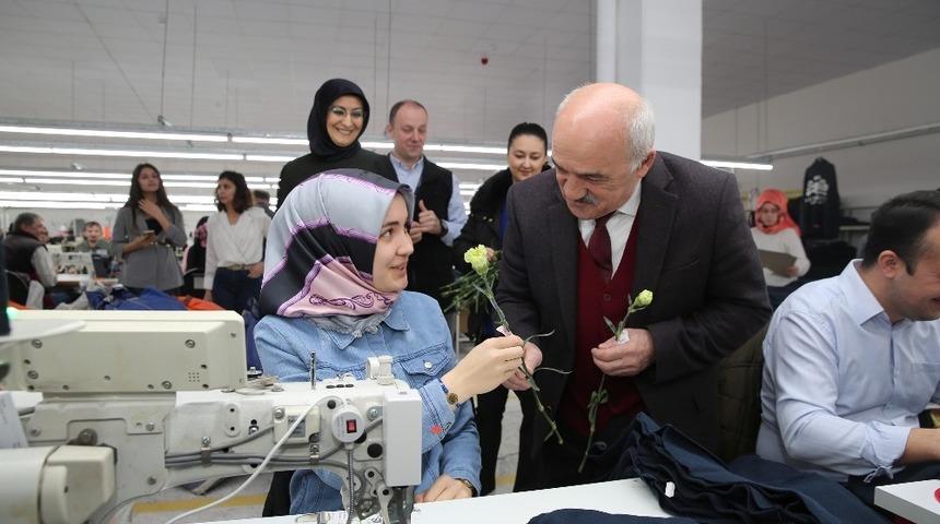 Başkandan kadınlara &ccedil;i&ccedil;ekli kutlama