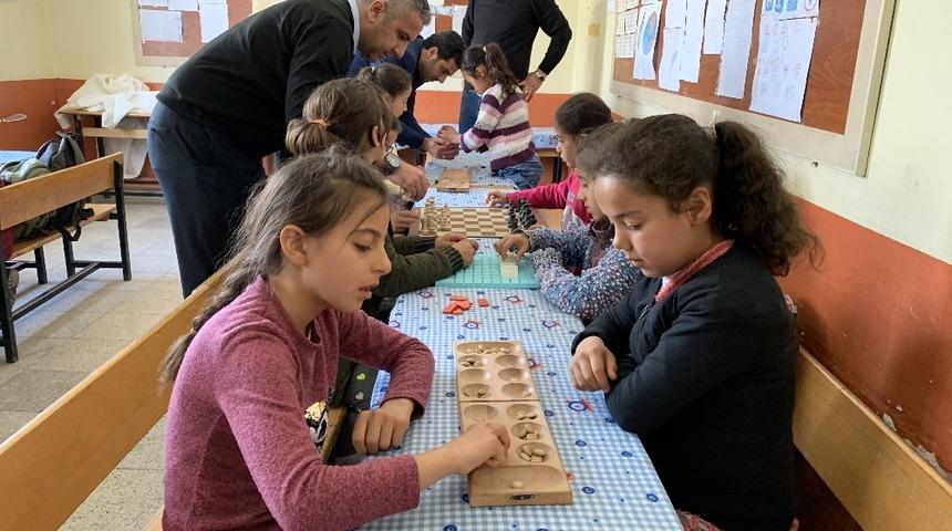 K&ouml;y okulu &ouml;ğrencileri zeka oyunları bağımlılıktan uzaklaşıyor