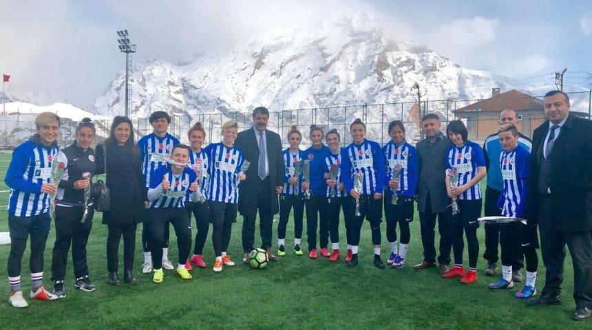 VEDAŞ&rsquo;tan kadın futbolculara &lsquo;8 Mart&rsquo; s&uuml;rprizi