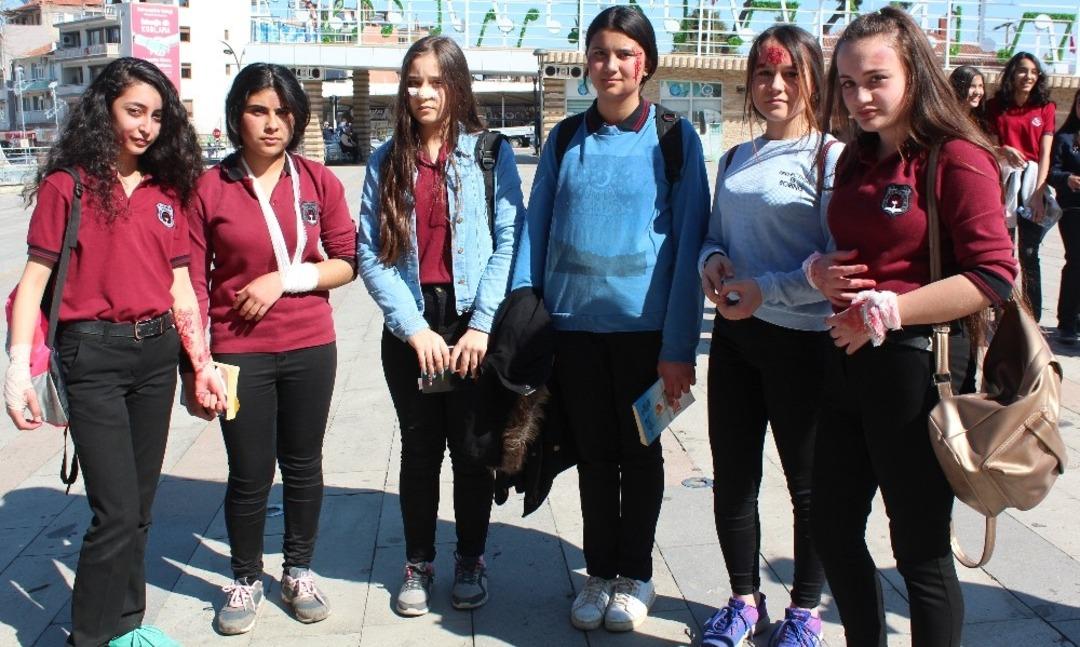 &Ouml;ğrenciler Kadınlar G&uuml;n&uuml;ne &ouml;zel &ouml;nce y&uuml;r&uuml;d&uuml; sonra kitap okudu