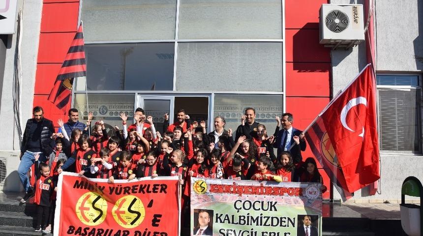 Minik &ouml;ğrencilerin Eskişehirspor sevgisi