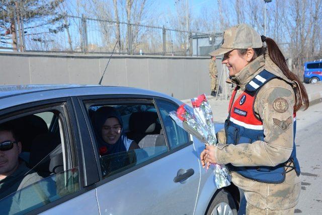 Jandarma ve Emniyet Kadınlar Günü’nü kutladı