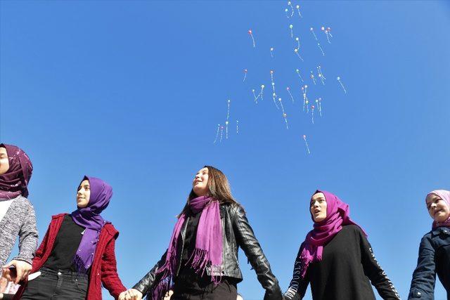 Ortaokul öğrencilerinden “Kadın” temalı resim sergisi