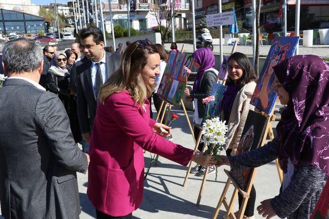 Ortaokul öğrencilerinden “Kadın” temalı resim sergisi