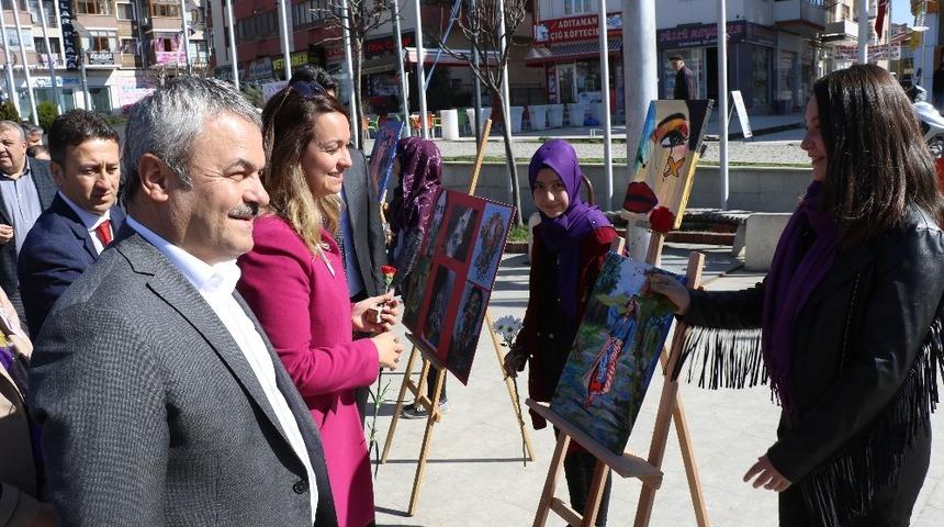 Ortaokul &ouml;ğrencilerinden &ldquo;Kadın&rdquo; temalı resim sergisi