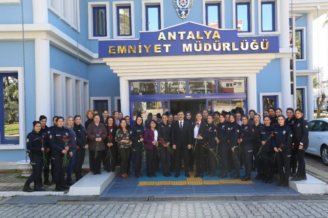 Emniyetteki kadın personel ile trafikteki kadınların g&uuml;n&uuml; kutlandı