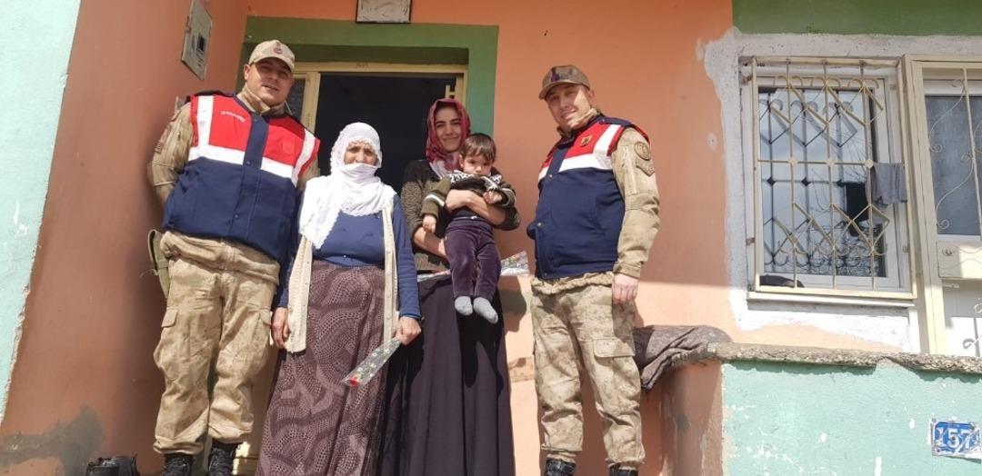 Jandarma ekipleri kadınları unutmadı