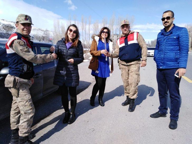 Jandarma ekipleri kadınları unutmadı G3