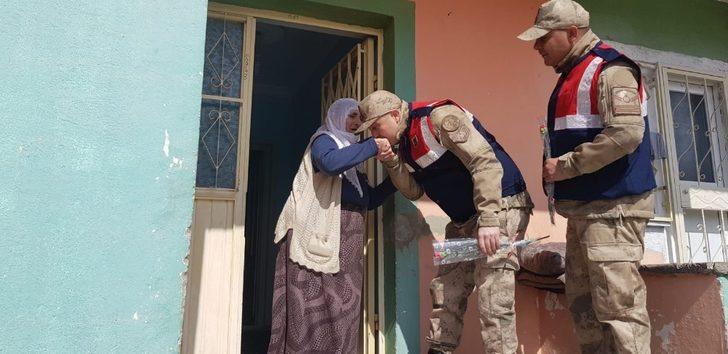 Jandarma ekipleri kadınları unutmadı G4