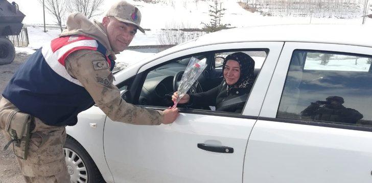 Jandarma ekipleri kadınları unutmadı G5