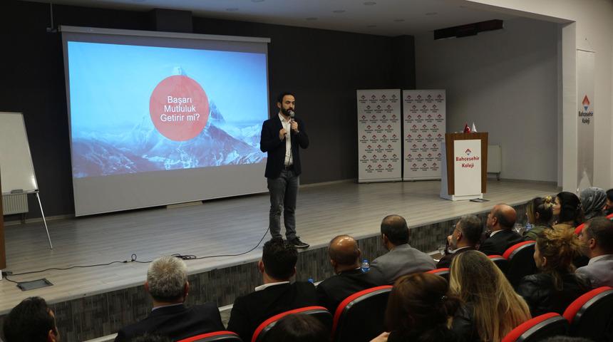 Bah&ccedil;eşehir Koleji'nden Silopi&rsquo;de 'Mutlu ve Başarılı &Ccedil;ocuk Nasıl Yetiştirilir' semineri