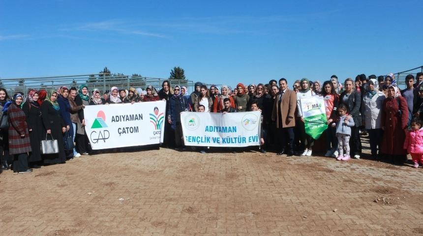 Kadınlar Kadınlar G&uuml;n&uuml;&rsquo;nde fidan tohumu ekti