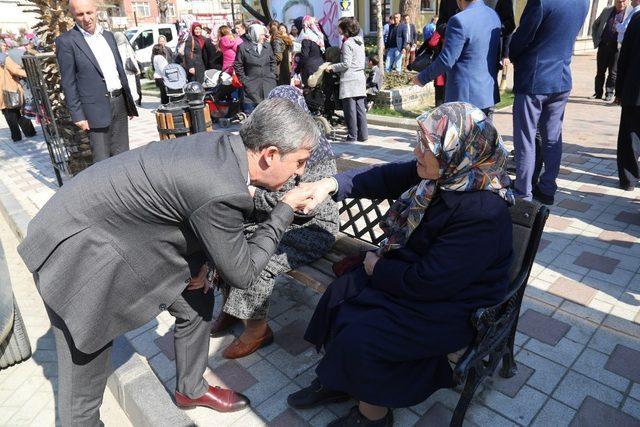 Başkan Şirin’den kadınlara 8 Mart çiçeği