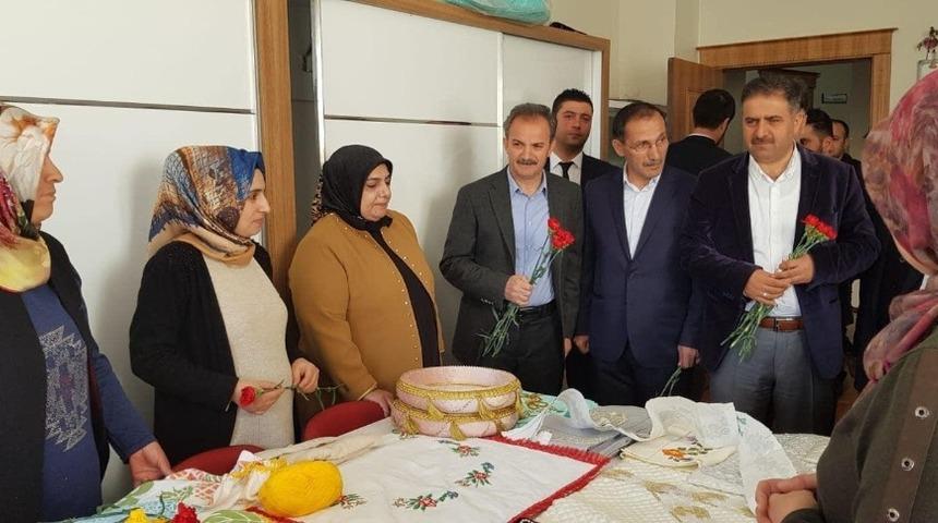 AK Parti heyeti kadın ve gen&ccedil;lik merkezlerindeki kadınlara karanfil