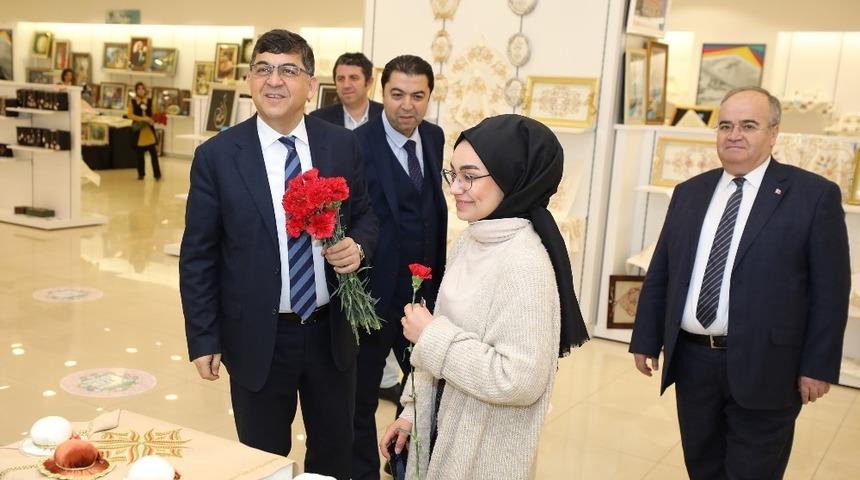 Fadıloğlu, kadınların eserlerini inceledi