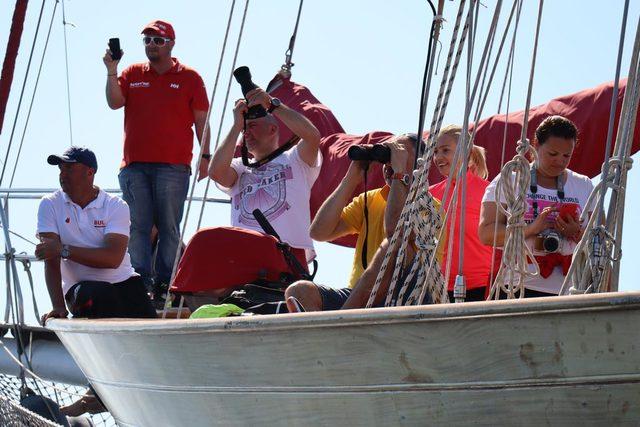 Yelkenci &ccedil;ocuklar, yarışlar iptal edilince denizde y&uuml;zerek eğlendi 1