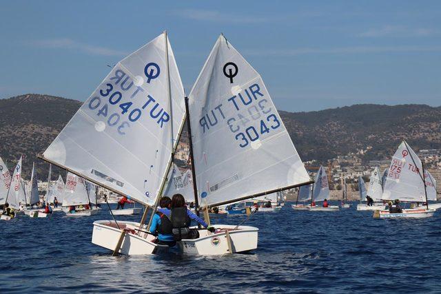 Yelkenci &ccedil;ocuklar, yarışlar iptal edilince denizde y&uuml;zerek eğlendi 2