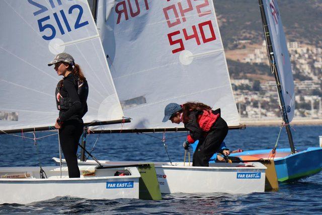 Yelkenci &ccedil;ocuklar, yarışlar iptal edilince denizde y&uuml;zerek eğlendi 3