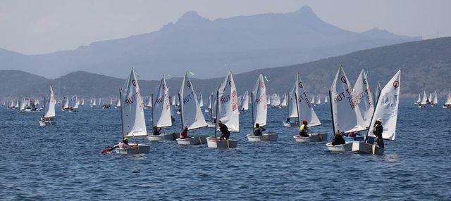 Yelkenci &ccedil;ocuklar, yarışlar iptal edilince denizde y&uuml;zerek eğlendi 4