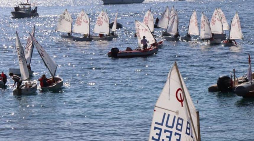 Yelkenci &ccedil;ocuklar, yarışlar iptal edilince denizde y&uuml;zerek eğlendi