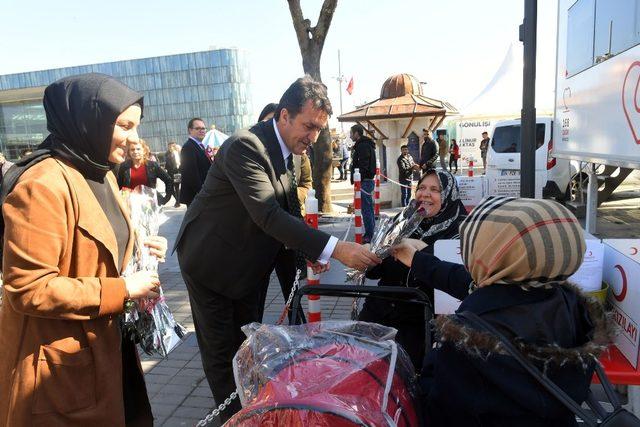 Dündar, Dünya Kadınlar Gününde karanfil dağıttı