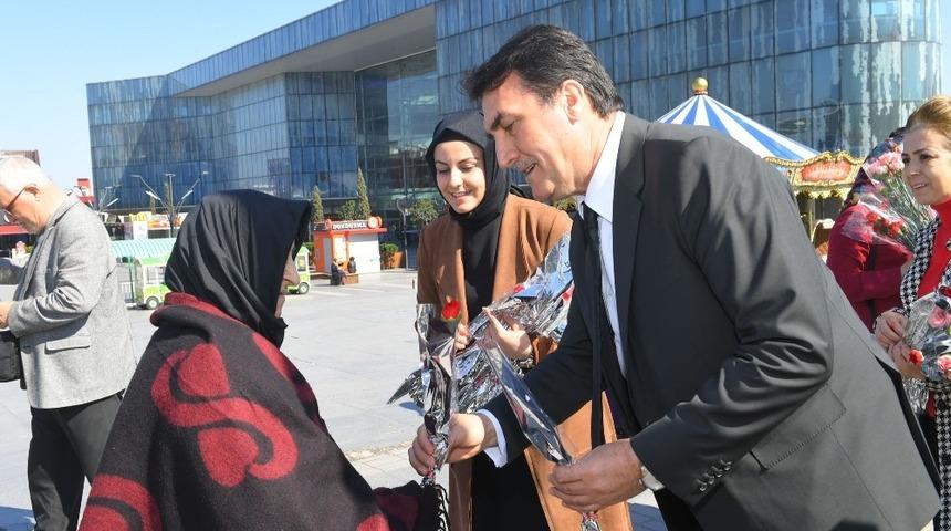 D&uuml;ndar, D&uuml;nya Kadınlar G&uuml;n&uuml;nde karanfil dağıttı