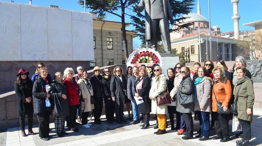Kadınlar sevginin ve barışın simgesidir