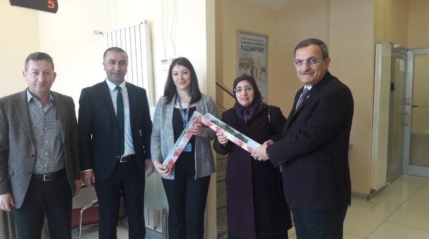 Başkan Demirt&uuml;rkoğlu, kadınlara g&uuml;l dağıttı