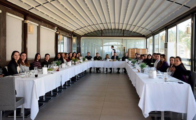 Çeşme Emniyet Müdürü Alev’den kadın personele yemek