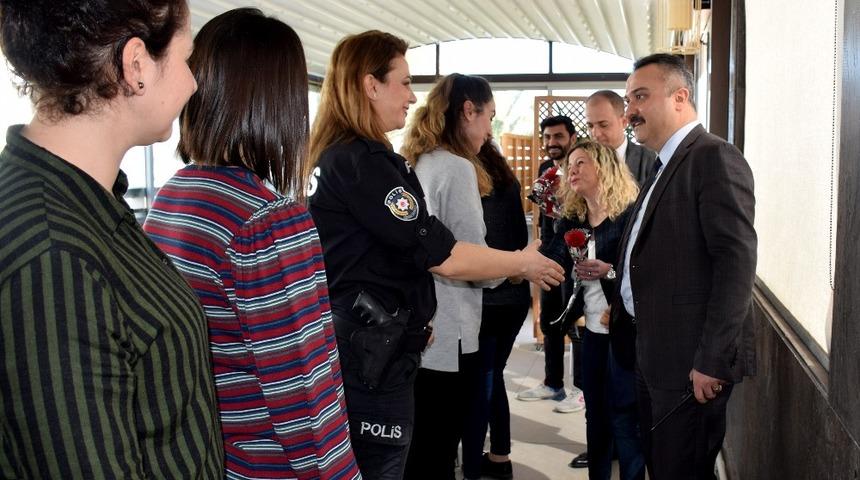 &Ccedil;eşme Emniyet M&uuml;d&uuml;r&uuml; Alev&rsquo;den kadın personele yemek