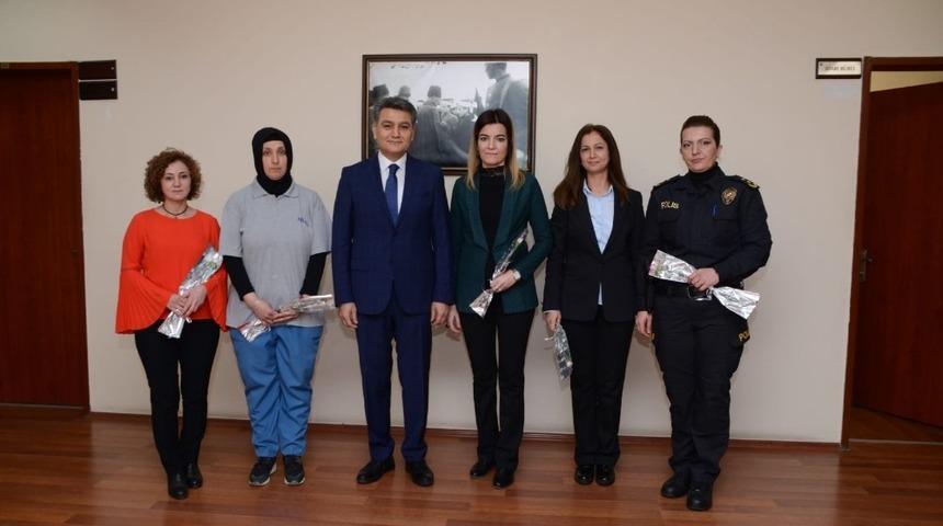 Balıkesir Emniyet M&uuml;d&uuml;r&uuml;, bayan personellerine karanfil dağıttı