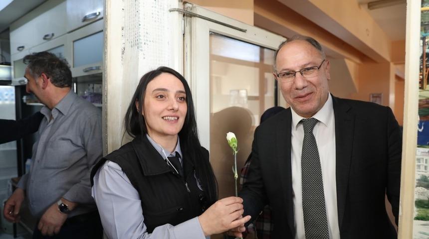 Adapazarı Belediyesi personeline &ccedil;i&ccedil;ek dağıtıldı