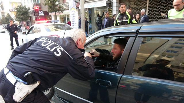 Yasak noktada 'U' dönüşü yaparken, Yunus polisini yaraladı