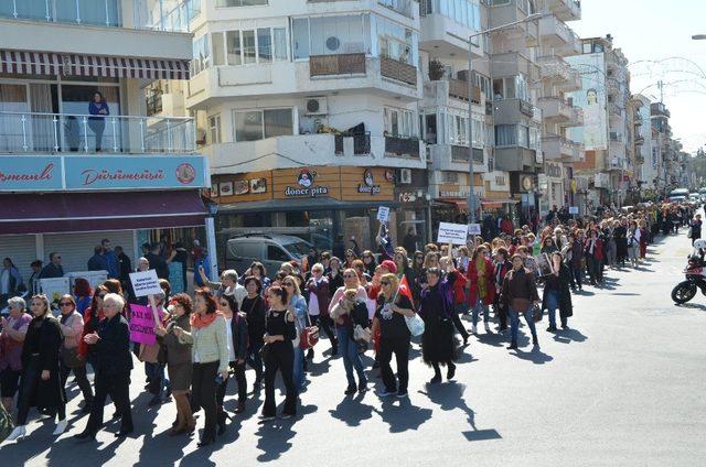 Kuşadası’nda 8 Mart Dünya Emekçi  Kadınlar Günü etkinlikleri