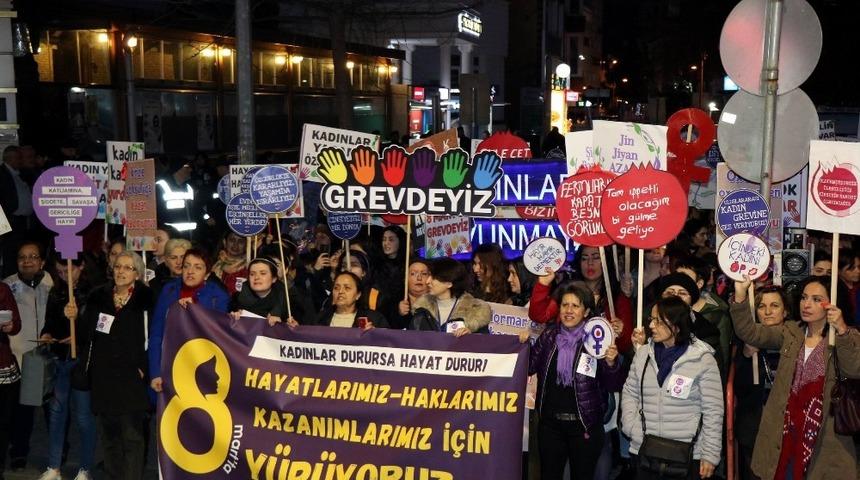 Kadınlar şiddete karşı y&uuml;r&uuml;d&uuml;