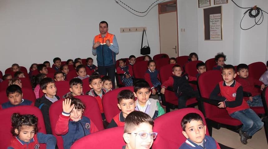 &Ouml;ğlencilere deprem eğitimi verildi