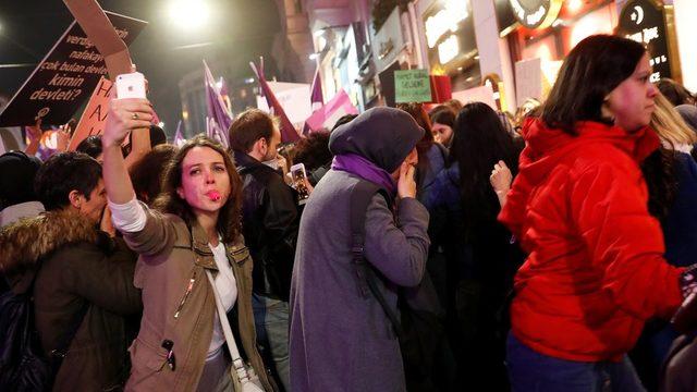 8 Mart Feminist Gece Y&uuml;r&uuml;ş&uuml; ndeki ezan tartışması hakkında bilinenler neler? 1