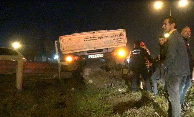 Silivri'de kaza; kamyonet bariyere çıktı