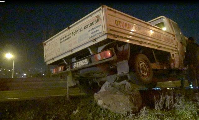 Silivri'de kaza; kamyonet bariyere çıktı