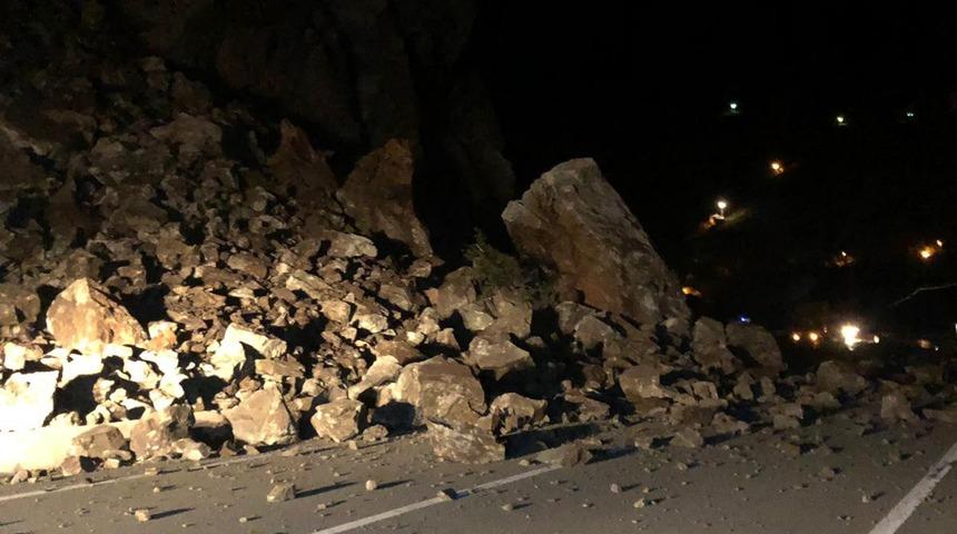 Tirebolu-G&uuml;m&uuml;şhane karayolu heyelan nedeniyle trafiğe kapandı