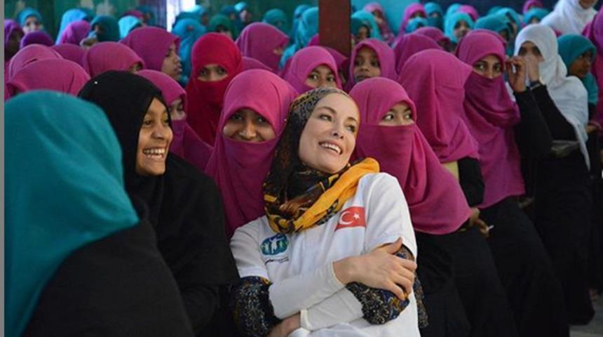 Gamze Özçelik, Arakanlı mültecilerin kampını ziyaret etti